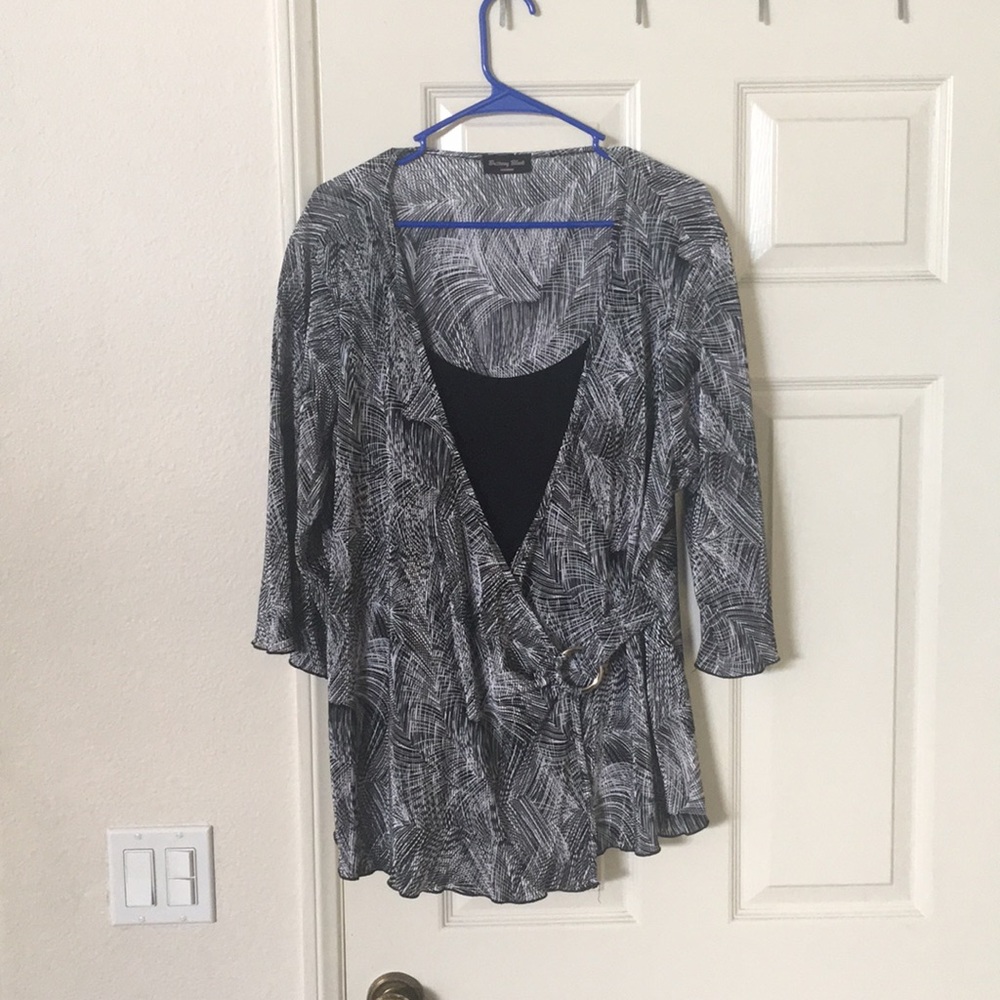 Black and white 3/4 length sleeve 2X Top